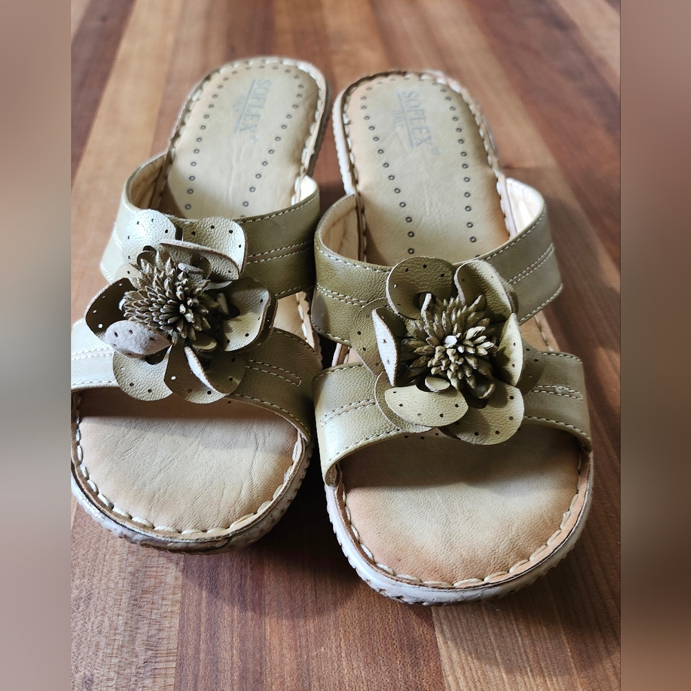 NWOT Soflex Italy, Orthopedic Wedge Sandals with Floral Detail.